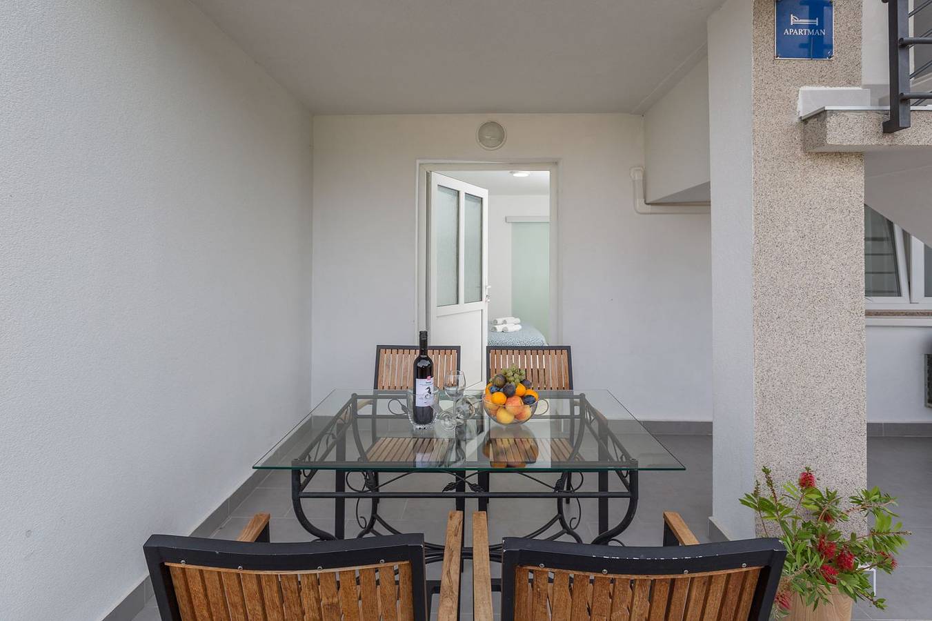 Ganze Wohnung, Idyllisches Apartment nur 600 Meter zum Strand mit privater Terrasse, Wifi, Parkplatz in Poreč, Grad Poreč