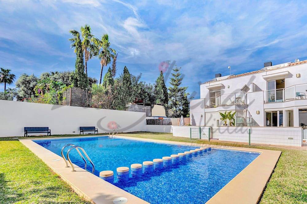 Spacieuse maison de ville de trois chambres avec piscine commune in Montgo, Dénia