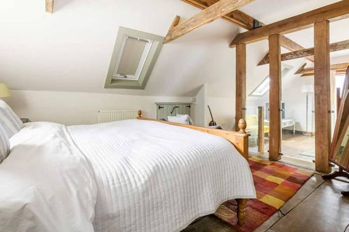 Idyllic 2- Bedroom barn with amazing views in Newenden, Ashford region