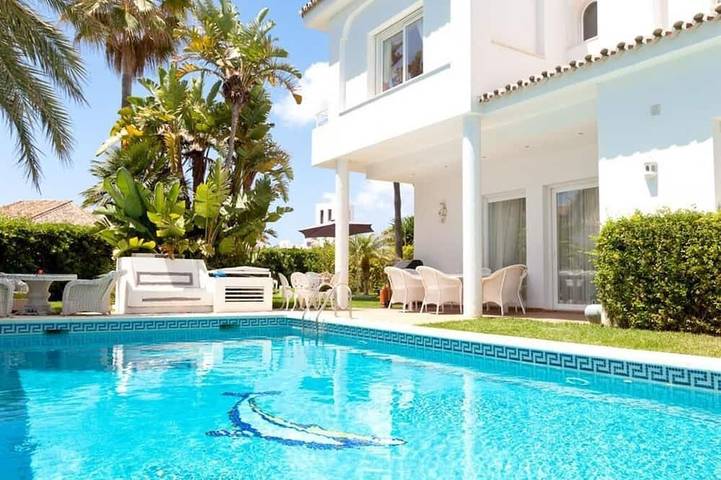 Beach house for 10 people, with garden and balcony as well as pool, with pets in Marbella