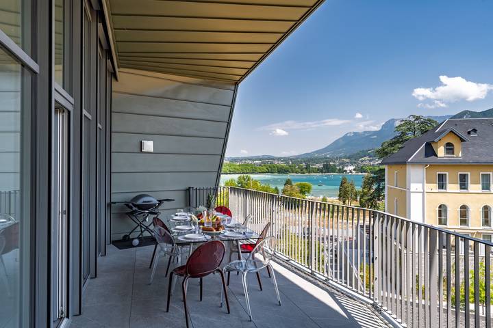 Vakantiewoning voor 6 personen, with Balkon and Terras as well as Sauna and Uitzicht op het meer in Annecy