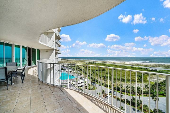 Vacation rental for 14 people, with yard and sauna as well as hot tub and pool by Orange Beach