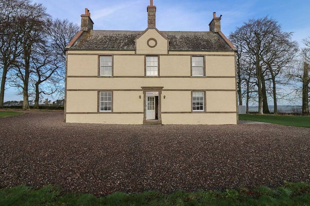 Balmashanner Farmhouse, Forfar in Angus