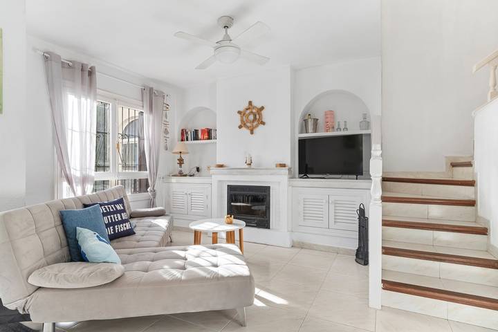 Entire apartment, Apartment 'Casa Reina Arriba Fewo Cabo Roig' with Shared Pool, Wi-Fi and Air Conditioning in La Zenia, Orihuela