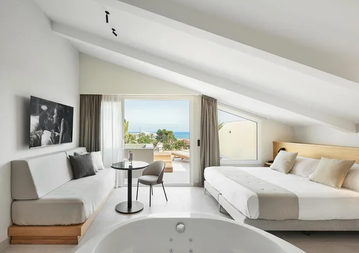 Hotel para 3 personas, con piscina además de jacuzzi y jardín - 1