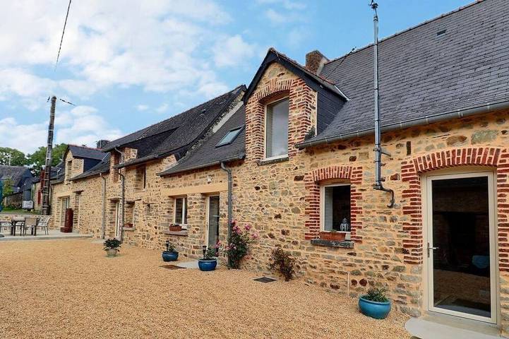 Location de vacances pour 5 personnes, avec sauna ainsi que jacuzzi et terrasse à Ercé-en-Lamée