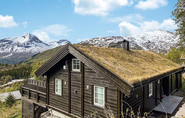 Feriehus for 8 personer, med utsikt og terrasse i tillegg til hage i Stranda 