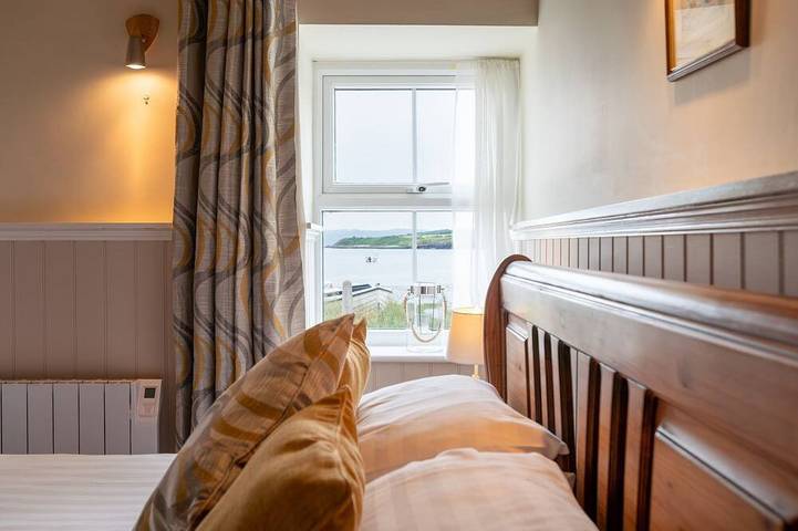Glan Y Don Moelfre - sleeps 6 guests  in 3 bedrooms in Moelfre, Isle of Anglesey