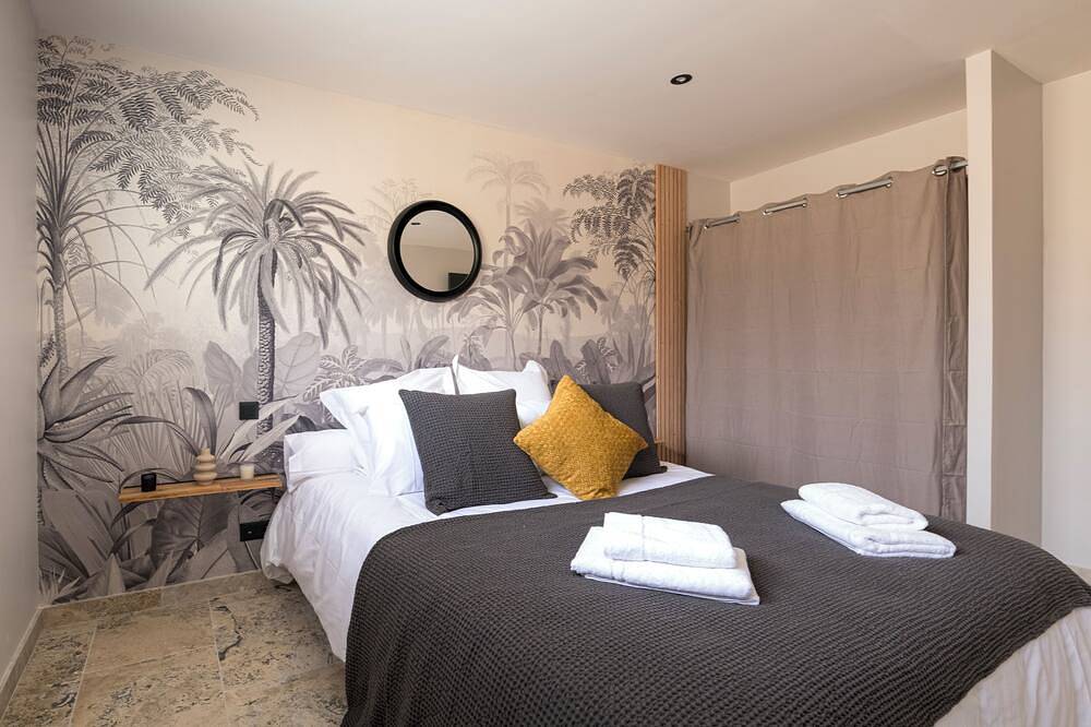Villa with pool, outdoor bar and balinese bed in Cadenet, Parc naturel régional du Luberon