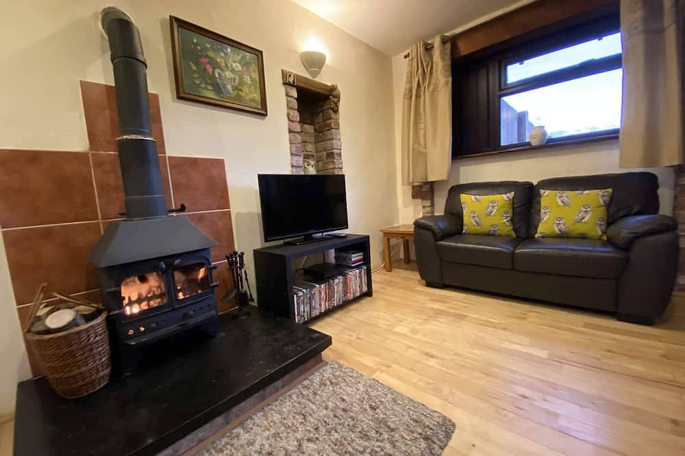 Owls Roost, charming Lakeside cottage with fishing, hot tub sleeps 2 in Cornwall