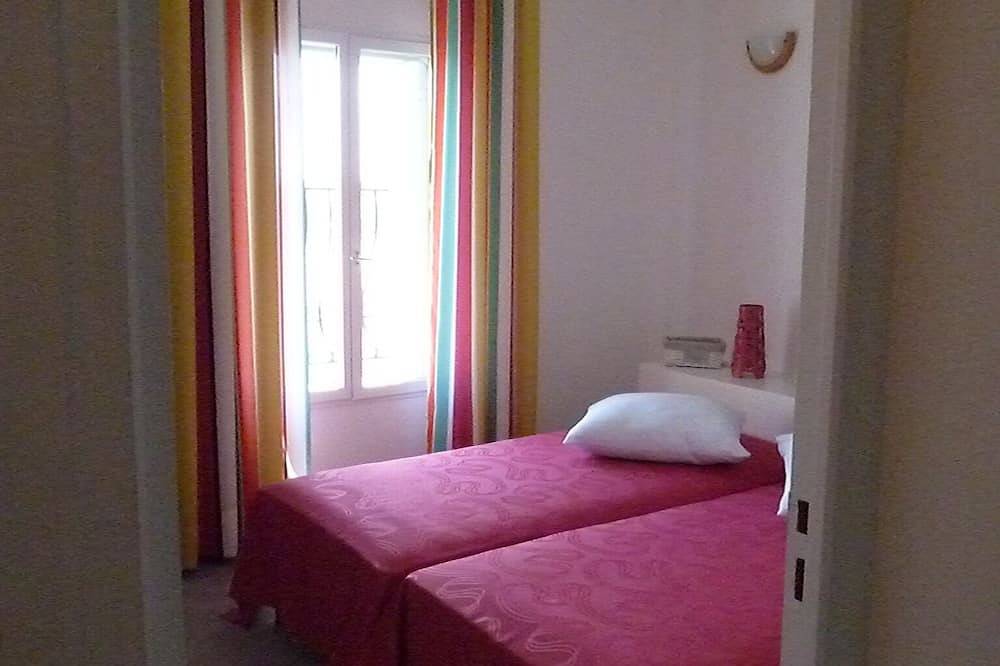 Entire apartment, Air-conditioned apartment in a village house, Historic Mèze, Bassin de Thau in Mèze, Côte d'Améthyste