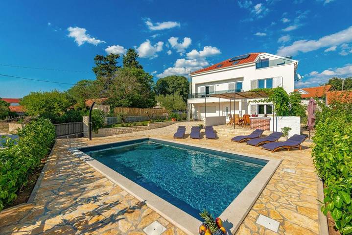 Ferienwohnung für 4 Personen, mit Garten und Pool sowie Ausblick