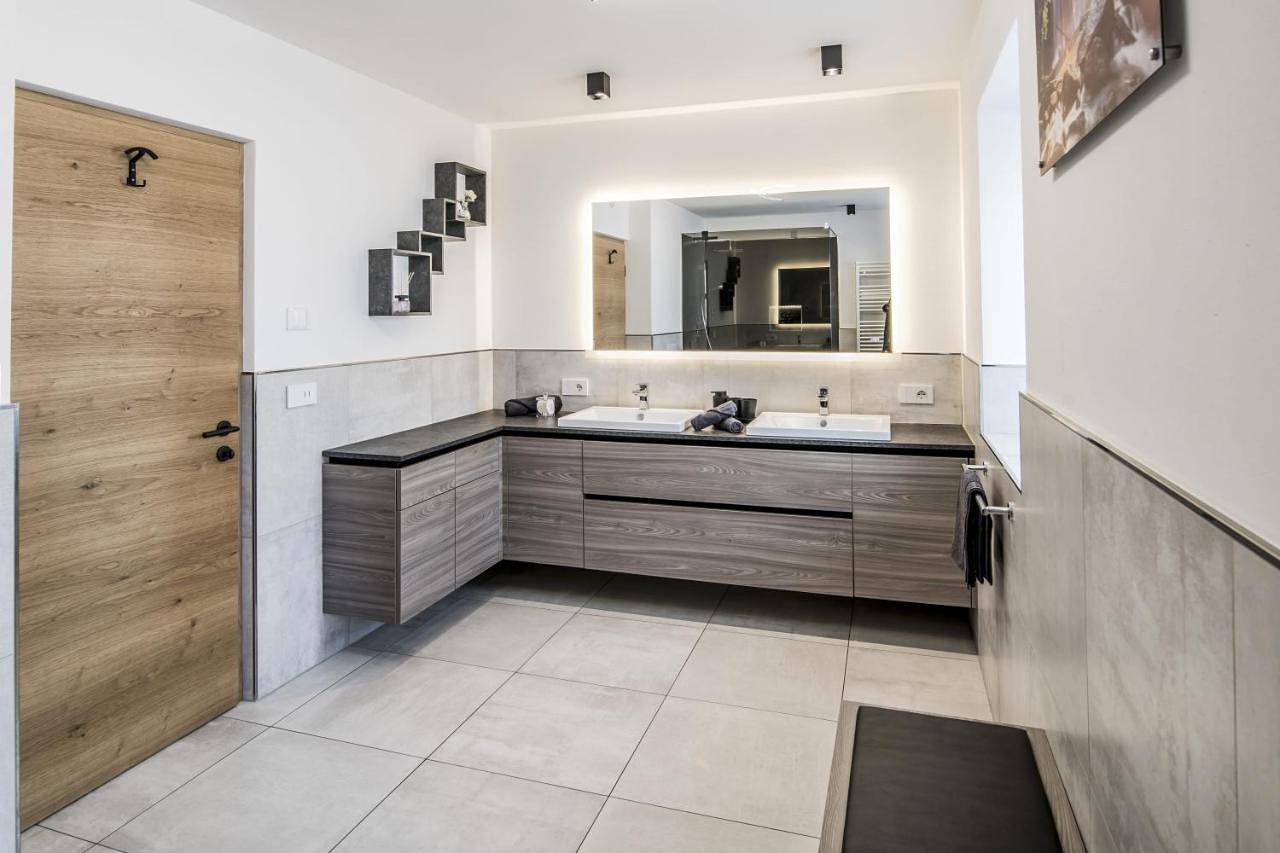 Ganze Wohnung, Stylish Alpine Apartment with Terrace, Fireplace & Mountain View near Sterzing - Villa Tribulaunblick in Gossensaß, Brenner