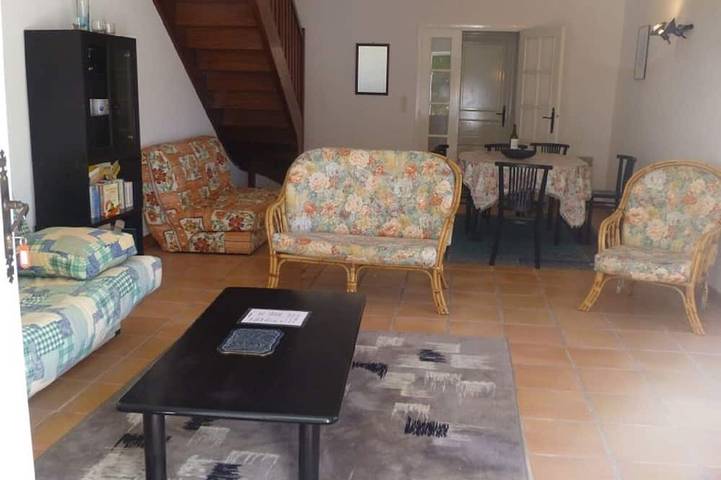 Location de vacances pour 8 personnes, avec balcon à Valeilles