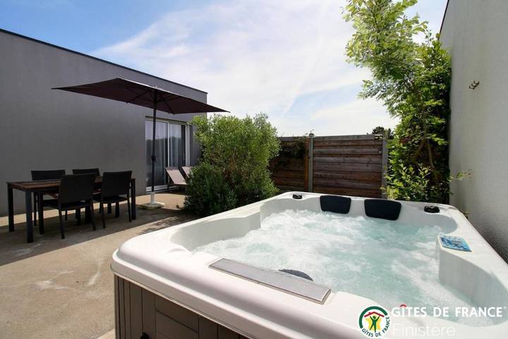 Location de vacances pour 6 personnes, avec vue et jardin, animaux acceptés dans Plage Du Billou Santec - 2