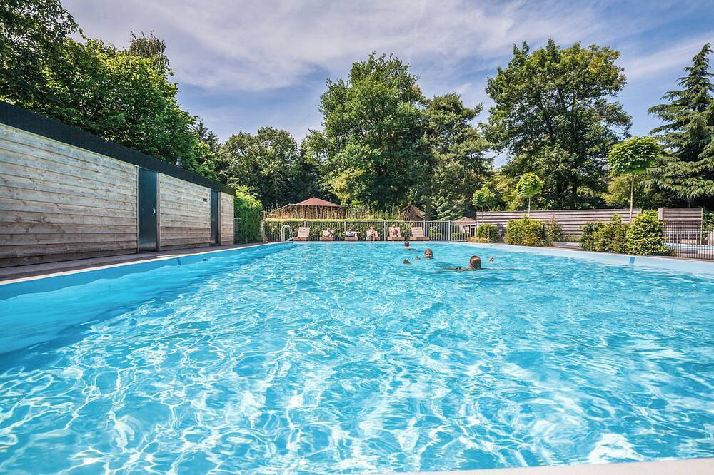 Kom heerlijk genieten in deze vrijstaande bungalow, compleet ingericht met een ruime keuken en gezellige openhaard en ervaar het Veluwegevoel! in Harderwijk, Veluwe