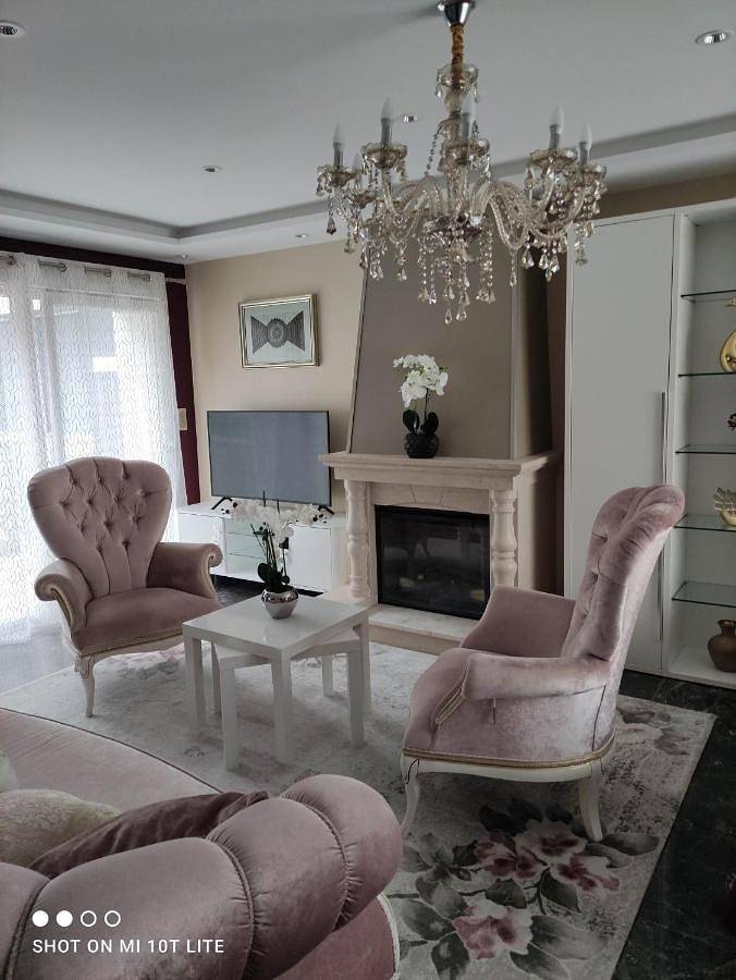 Gîte pour 4 personnes, avec vue ainsi que terrasse et piscine à Montévrain - 3