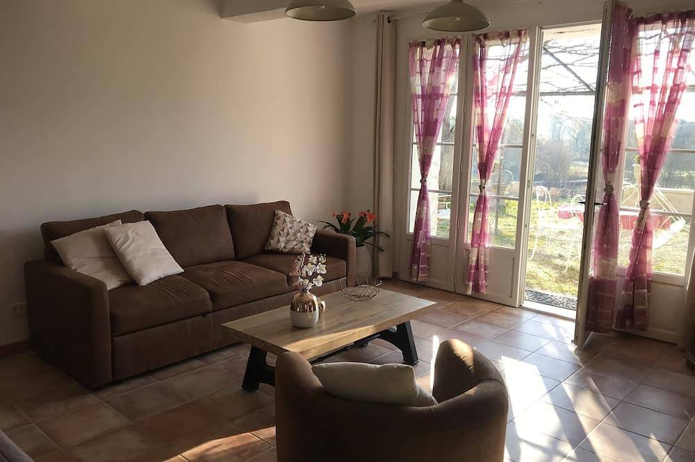 Gite in a Provencal country house with swimming pool. in La Tour-d'Aigues, Parc naturel régional du Luberon