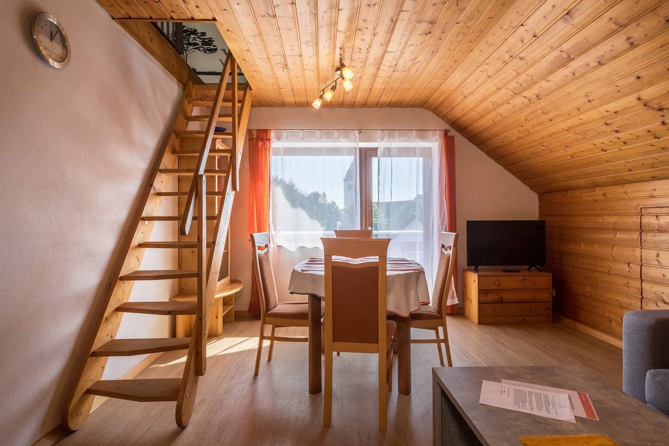 Apartamento entero, Apartamento vacacional "Monika Haug" con vistas al lago, vistas a la montaña, Wi-Fi, balcón y jardín in Immenstaad, Immenstaad am Bodensee