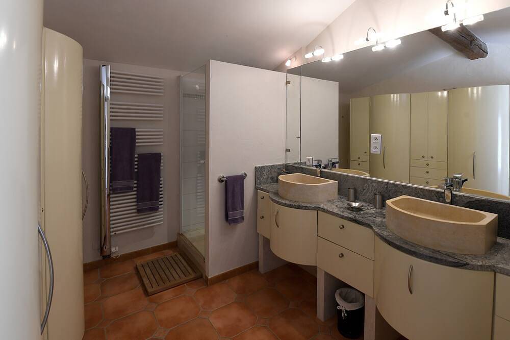 Provencal farmhouse rental of 200 m2 with swimming pool close to Avignon, Vaucluse in Caumont-sur-Durance, Vaucluse