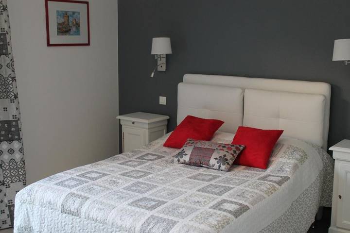 Location de vacances pour 2 personnes, avec jardin et terrasse à Houilles