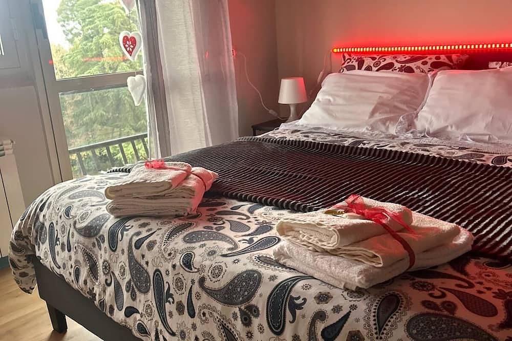 Entire apartment, Elegant and comfortable apartment in the center of Bracciano Terrace with view in Bracciano, Lake Bracciano