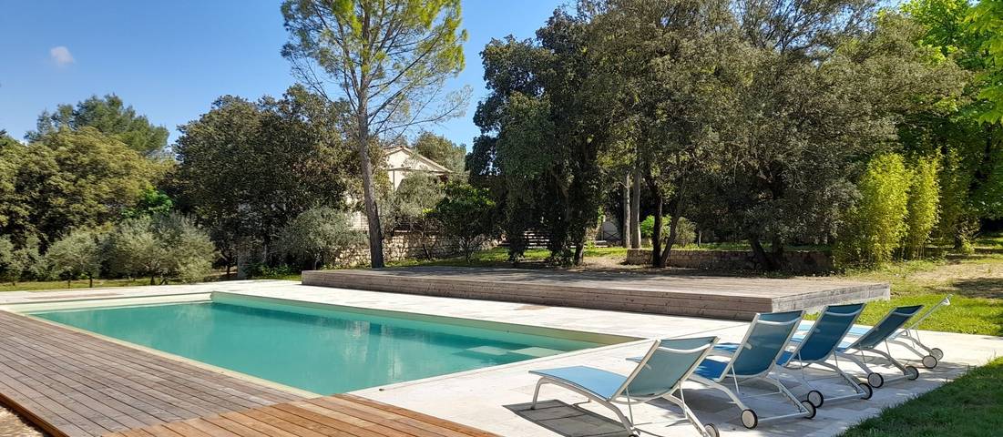 Gîte pour 10 personnes, avec terrasse ainsi que piscine et jardin