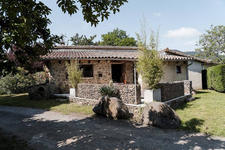 Gîte pour 2 personnes, avec jardin ainsi que piscine et terrasse