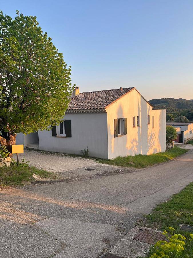 Location de vacances pour 5 personnes, avec vue ainsi que terrasse et piscine à Puyméras - 2
