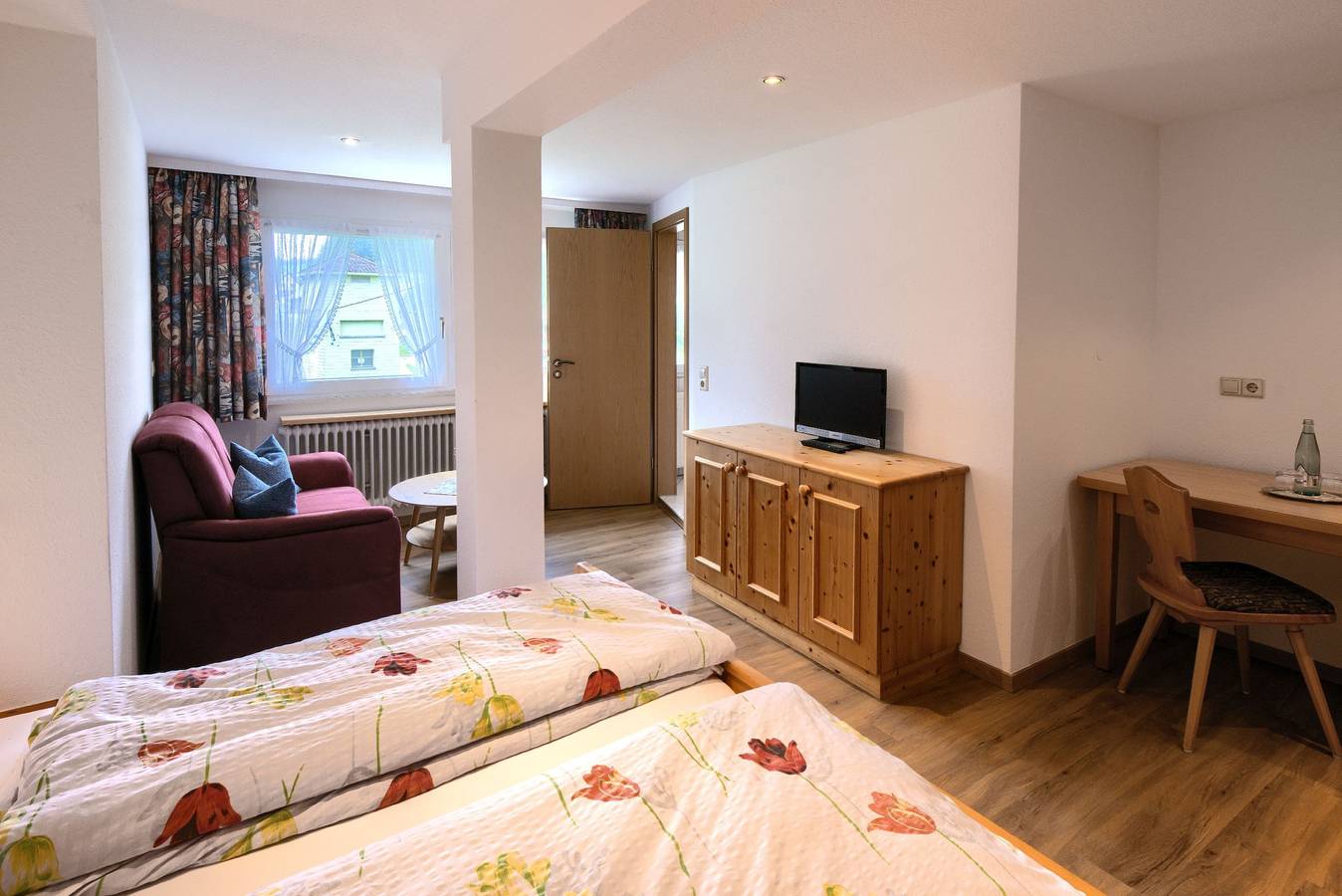 Entire studio, Studio 'Doppelzimmer Nr 2' with Mountain View, Shared Garden and Wi-Fi in Grafenhausen, Southern Black Forest