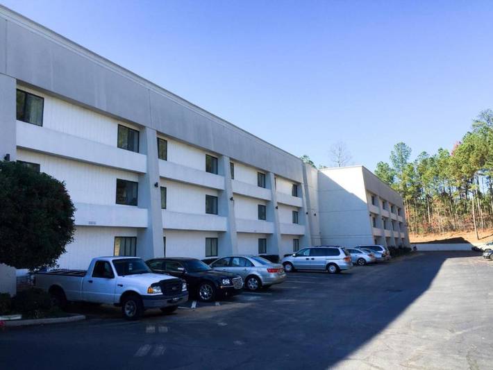 Appartamento intero, 1 letto matrimoniale king size | Mobilità | Vasca da bagno | Affumicato in Norcross, Contea di Gwinnett
