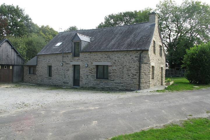 Location de vacances pour 8 personnes, avec terrasse et jardin à Le Quillio