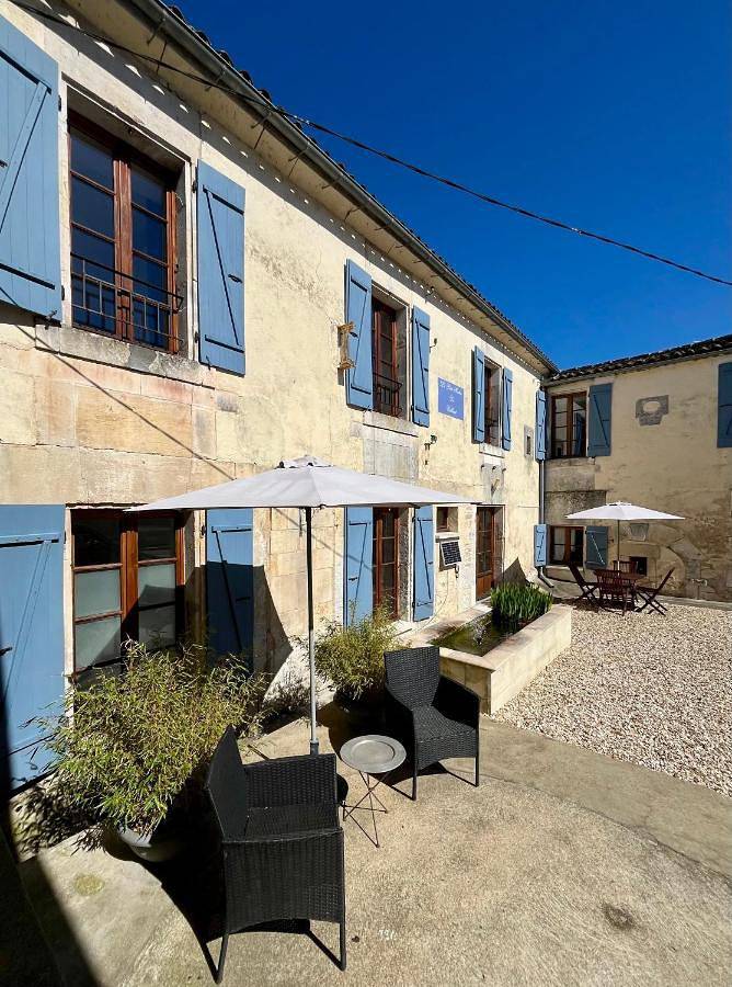 Location de vacances pour 2 personnes, avec jardin et vue à Bourg-Charente - 2