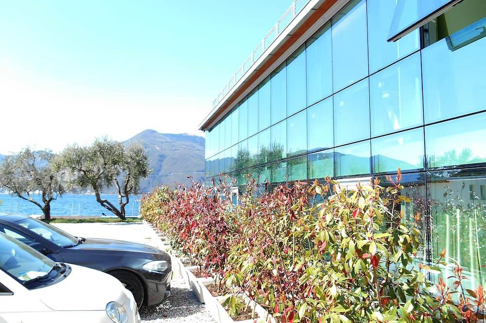 Ganze Wohnung, Marone: Neues Studio mit privatem Garten mit Grill in Marone, Gemeinde Marone