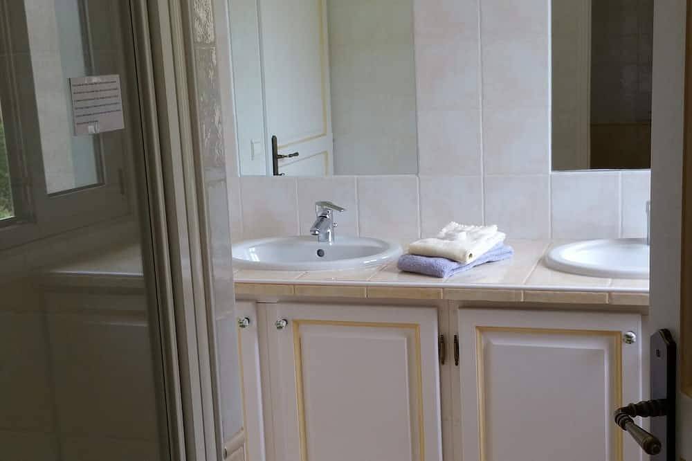 Apartamento entero, En una bella villa Florentina,apartamento para 4 personas, 105m2 con terraza privada in Saint-Paul-de-Vence, Region de Cannes