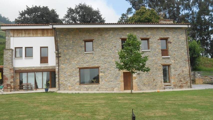 Casa rural para 16 personas, con Terraza y Jardín además de Piscina para niños y Piscina en Pruneda