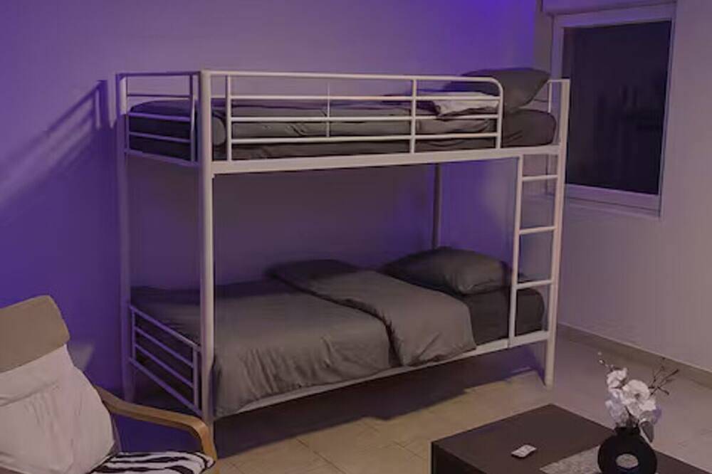 Entire apartment, Modern room sleeps 14 + kitchen and terrace in Brétigny-sur-Orge, Essonne