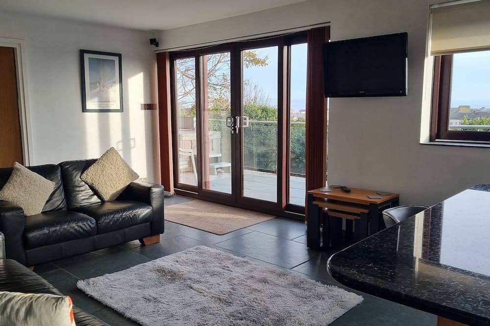 Dog friendly villa with hot tub overlooking the town with sea and mountain views in Pwllheli, Gwynedd