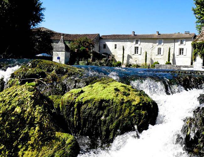 La Cascade de Saintonge in Saint-Même-les-Carrières, Charente