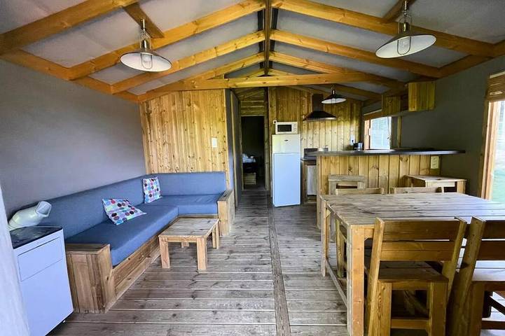 Gîte pour 6 personnes, avec terrasse et piscine