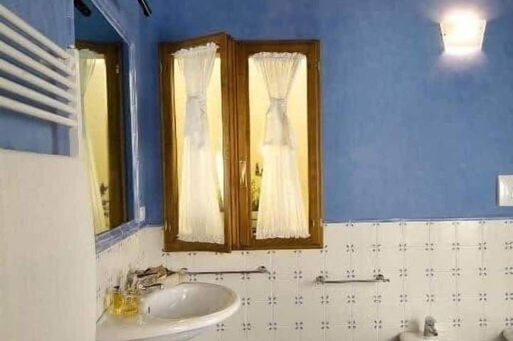 Spacious one-bedroom apartment with loft in historic center (5) in Prato, Province de Prato