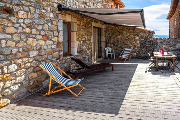 Location de vacances pour 4 personnes, avec Terrasse ainsi que Piscine et Vue à Gilhac-et-Bruzac