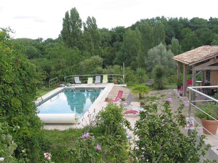 Location de vacances pour 2 personnes, avec jardin ainsi que vue et piscine à Puisseguin - 2