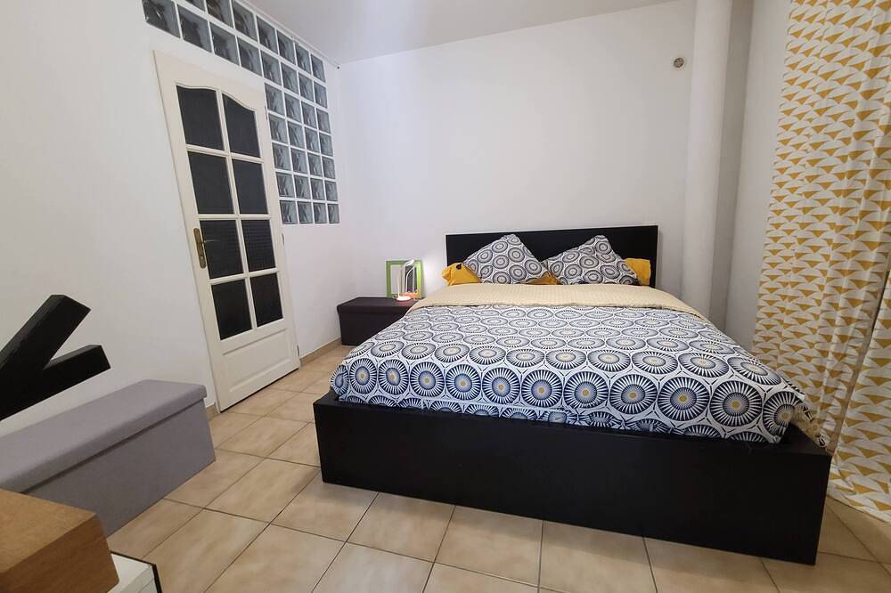 Entire apartment, Maison du musicien (Ground-floor apartment with private garden, quiet location) in Salon-de-Provence, Aix-en-Provence region