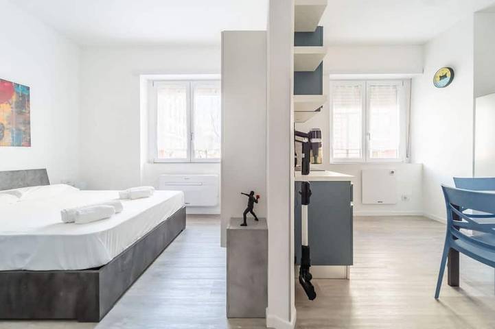 A bright and welcoming 36 square meters loft, perfect for two people, located on the first floor of a building with an elevator (Not accessible to disabled guests).The property is located in a quiet area of ​​Trieste, well-served by major amenities s in Triest, Triest Provinz