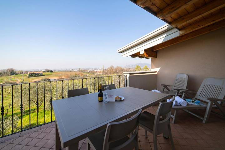 Appartamento per 8 persone, con Balcone e Terrazza nonché Giardino e Panorama a Adro