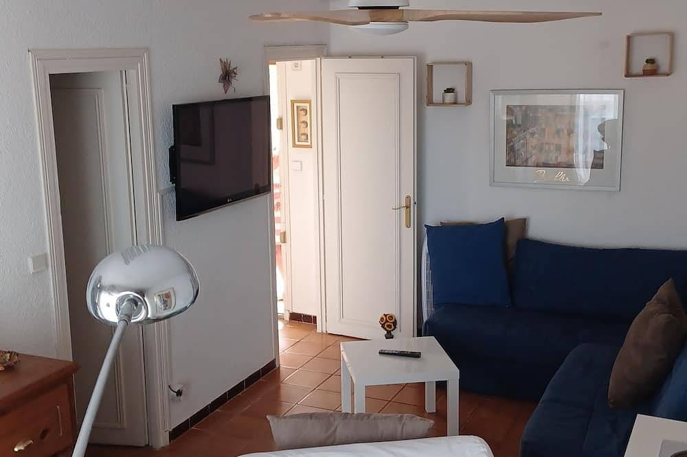 Entire apartment, Studio 30m2 (4personnes max), beach and port within walking distance in Six-Fours-les-Plages, Toulon region