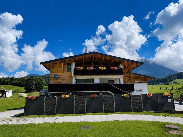 Hütte für 2 Personen, mit Balkon und Terrasse sowie Garten und Ausblick in Fieberbrunn
