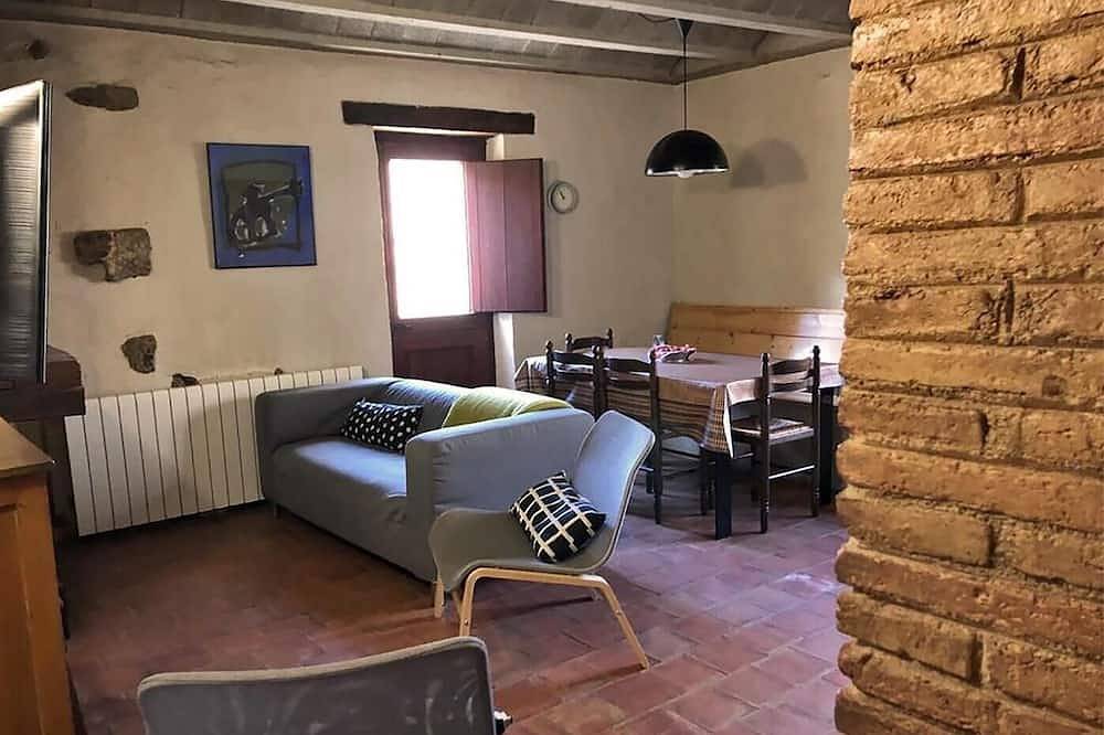 Casa rural independiente, jardín y barbacoa privada. Valle de Pardines. Pirineo in Pardines, Pirineo Catalan