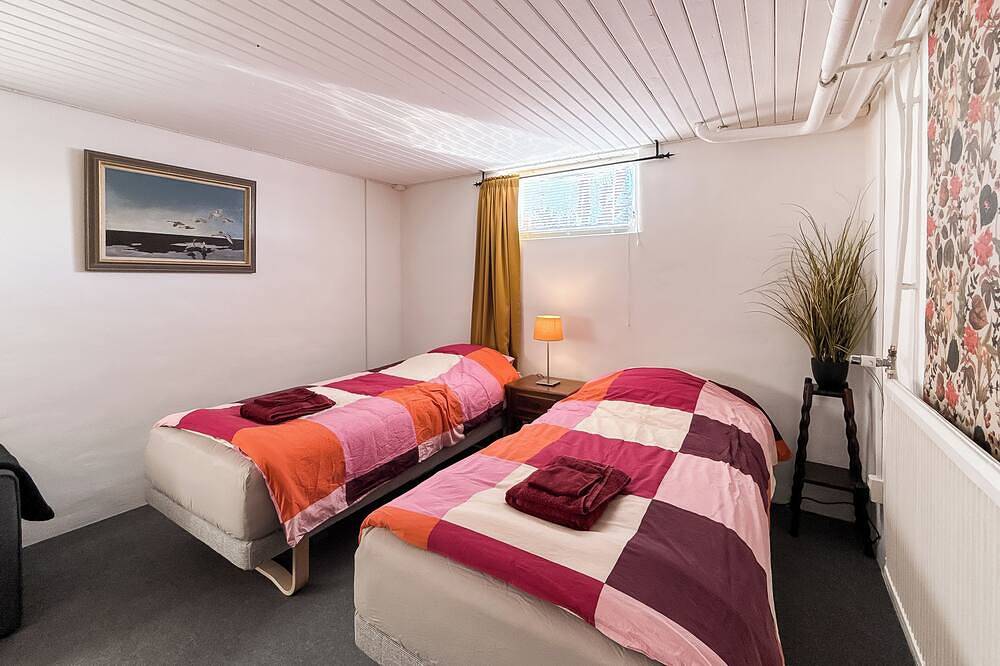 Rural guest room near town with fast free Wifi. Pets allowed! in Östergötlands land